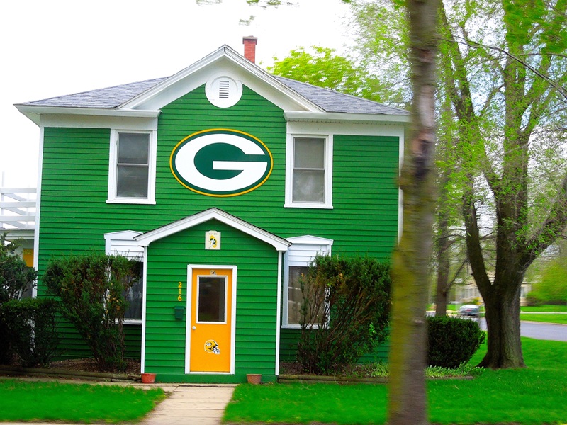 a home in green bay with Packers colors