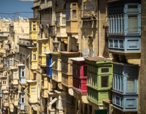 Colourful traditional Box Bay Windows in Valletta, Malta.は、出窓の内側にカスタムクッションを追加して、リーディングヌックを置くのに適した場所です。