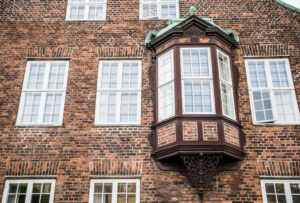 Smukt karnapvindue på den gamle biskopspalæ, København, Danmark. Palæet blev bygget i 1731-32, men oriel blev tilføjet i 1896-97.