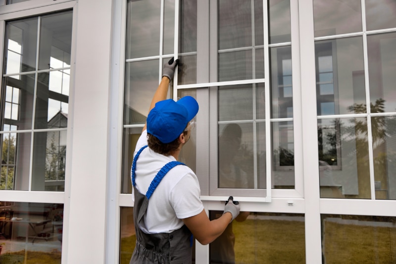 Window installer installs screen to window